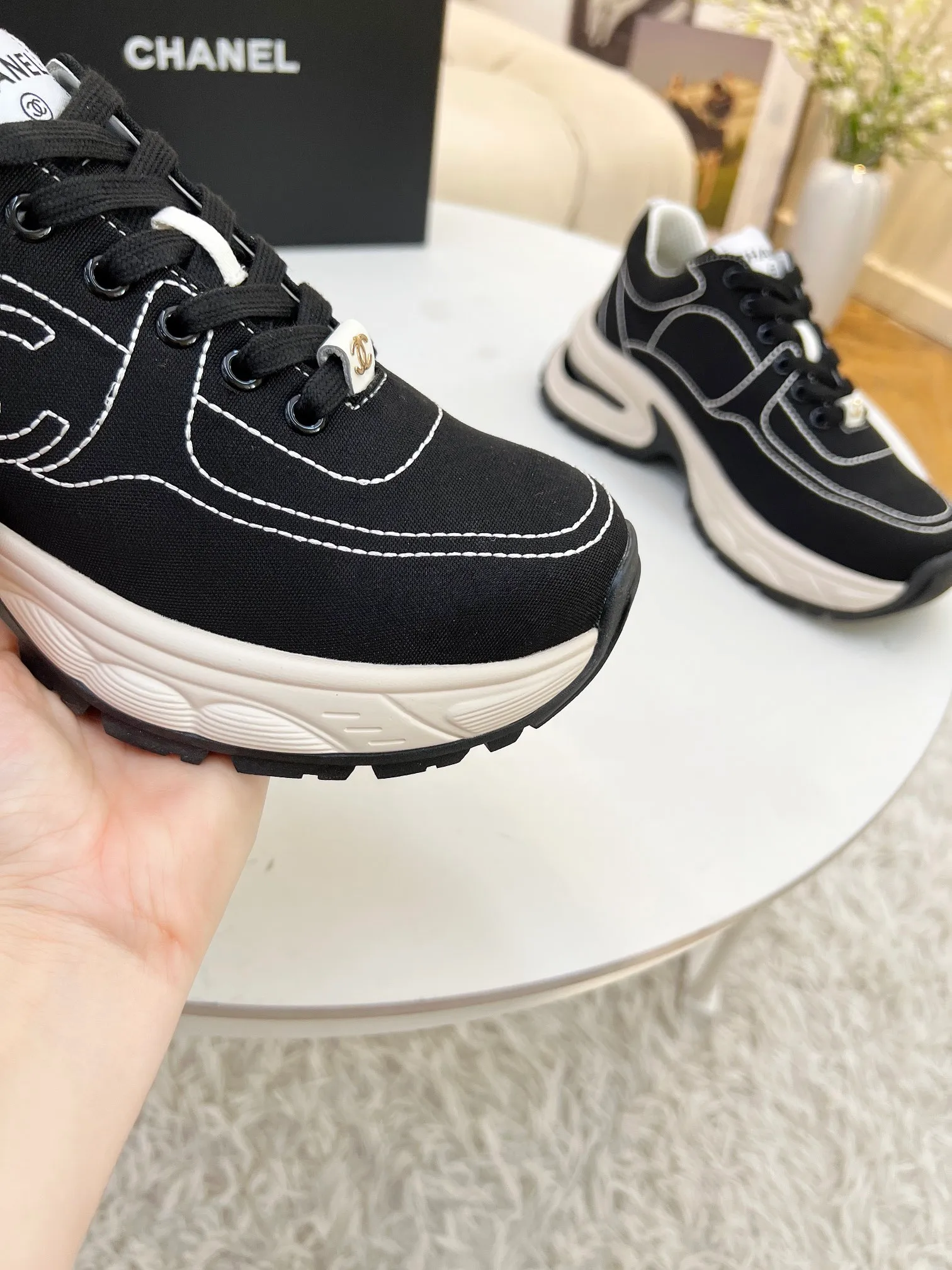 👟👟Ex-factory price 500👟👟 Cloth CHANEL 25C new casual shoes for early spring vacation. A pair of comfortable shoes can reduce the fatigue on your feet. The new style is very versatile, whether it is daily wear or a sister party. It can be easily used for commuting in the workplace, outdoor sports and various occasions. It can increase the height, straighten the legs, modify the shape of the feet, is comfortable and comfortable without rubbing the feet, and has good breathability. It can also be worn in summer. Office workers can also easily own it when wearing it. The fabric is pebbled cowhide + plaid pad to show off sheepskin. The original open-molded rubber foam outsole! size: 35-40 (41 customized, non-refundable and non-exchangeable)